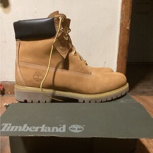 Men’s Timberland Premium 6” Waterproof Boots Wheat Nubuck. Size 10.5 M Like New
